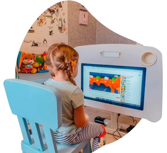 Девочка сидит за интерактивным столом